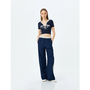 V Yaka Crop Slim Fit Kolej Baskılı Düğmeli Tişört