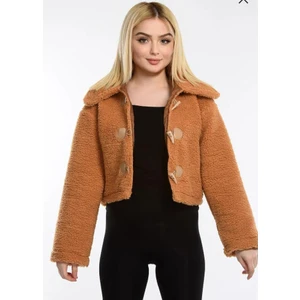 New Line Trend Önü Düğmeli Kısa Peluş Ceket