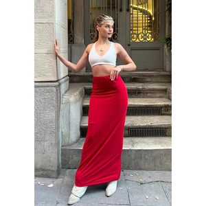la & vetta Kırmızı Maxi Kalem Etek Örme Kumaşla Şıklığı ve Rahatlığı Bir Arada Sunuyor