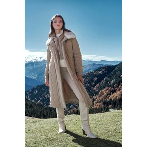 Yaka Kürk ve Kemer Detaylı Bej Şişme Mont 12764