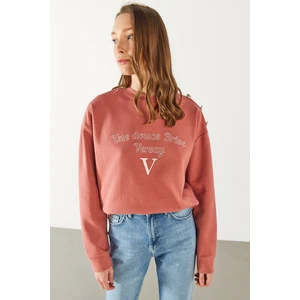 Omzu Düğme Detaylı Nakışlı Sweatshirt - Gülkurusu