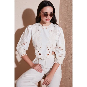 Ajurlu ve Nakış Işlemeli Pamuklu Slim Fit Bisiklet Yaka Crop Bluz Bayan Bluz 676215