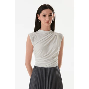 Omzu ve Yanları Drapeli Dik Yaka Bluz