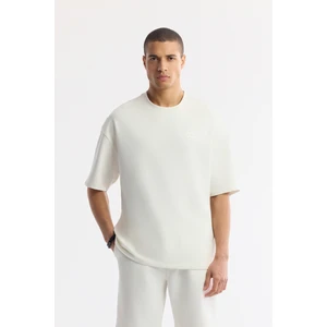 Erkek Ekru Bisiklet Yaka Oversize Aplike Baskı Detaylı 2'İplik T-Shirt A51Y1082