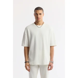 Avva Erkek Beyaz Bisiklet Yaka Jakarlı Oversize Fit T-Shirt A51Y1091