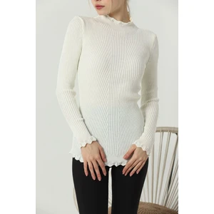 Kadın Ekru Kol ve Yaka Ucu Dantel Fırfır Detay Yarım Balıkçı Triko Kazak