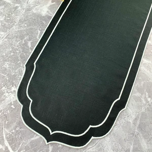 Siyah Renkli Beyaz Çift Sargı Nakışlı 40 x 140  cm  Keten Efektli Runner