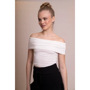 Afrodit Kadın Ekru Omzu Açık Büzgülü Crop Body - Şık ve Rahat Fit Bluz