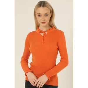 Kadın Turuncu Yakası Bağcıklı ve Kol Ucu Fırfırlı Triko Kazak