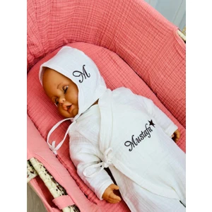 Insta Bebe Isimli Müslin Hastane Çıkışı Yandan Bağlamalı Tulum ve Şapka Nakış Işlemeli %100 Pamuk