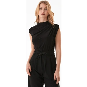 Omzu ve Yanları Drapeli Dik Yaka Bluz