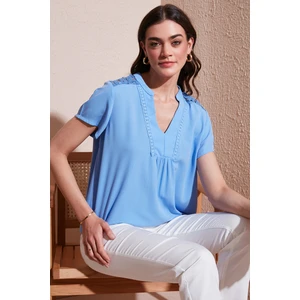 Güpür Detaylı  Pamuk Regular Fit V Yaka Bluz Bayan Bluz 611BZ0286