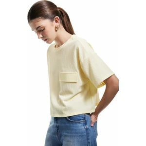 Aplike Detaylı Dokulu Bisiklet Yaka Kısa Kollu Tişört