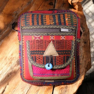 El Dokuma Kilim Desenli Omuz Çantası – Eşsiz ve Şık Tasarım Midi (En: 20CM, Boy: 24CM, Genişlik: 8cm)