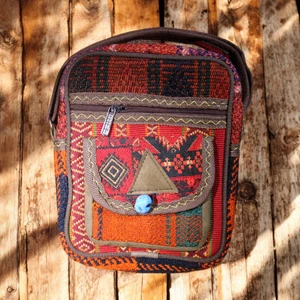 El Dokuma Kilim Desenli Omuz Çantası – Eşsiz ve Şık Tasarım Midi (En: 20CM, Boy: 24CM, Genişlik: 8cm)