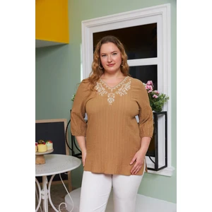 Yaka Nakış ve Taş Detaylı Büyük Beden Krinkıl Bluz Vizon