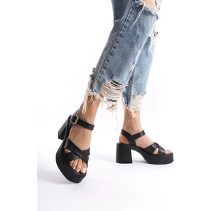 Siyah Yüksek Yandan Tokalı Çapraz Şeritli Önü Açık Cilt Yazlık Kadın Dolgu Taban Sandalet Ayakkabı