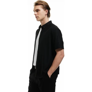 Düğmeli Yaka Dokulu Viskon Karışımlı Klasik Kısa Kollu Gömlek