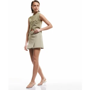 Yırtmaç Detaylı Kemerli Mini Şort Etek