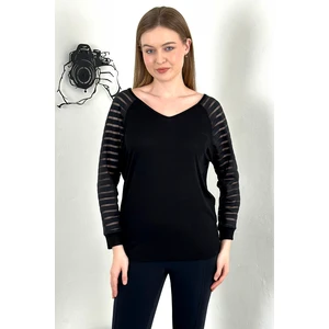 Kolları Dantel Tül Detaylı  V Yaka T-Shirt