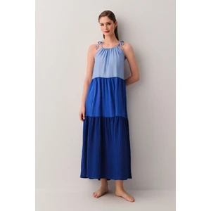 Plaj Elbisesi Mavi ve Lacivert Renk Kombinasyonu ile Yaz Modasına Uygun