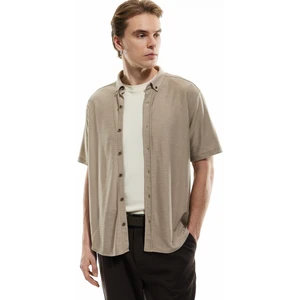 Düğmeli Yaka Dokulu Viskon Karışımlı Klasik Kısa Kollu Gömlek