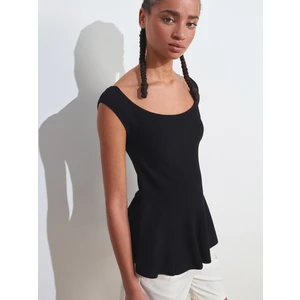 10741 Kayık Yaka Volanlı Triko Bluz-Siyah