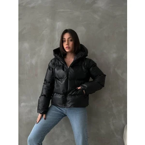 Kadın Siyah Kapüşonlu Şişme Deri Mont