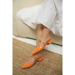 Ricco Turuncu Rugan Zımba Detaylı Kadın Terlik