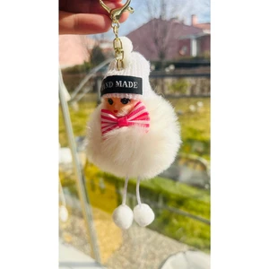 Peluş Örgü Şapkalı Anahtarlık, Papyonlu, Ponpon Ayaklı, Tüylü Kız Figürü Krem Anahtarlık