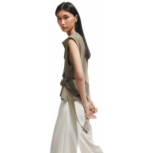 Aksesuar Detaylı Aerobin Kumaş Dökümlü Yaka Kolsuz Bluz