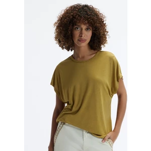 Yaka Detaylı Kısa Kollu T-Shirt