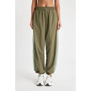 DeFactoFit Jogger Eşofman Altı Beli Lastikli Paçası Ayarlanabilir Lastikli Paraşüt Kumaş B4234AX24SP