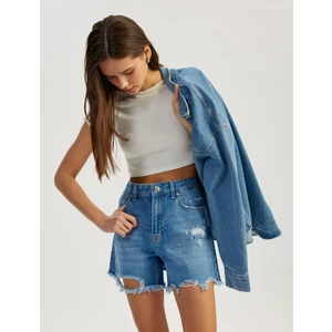 Yıpranmış Püsküllü Düğmeli Denim Şort