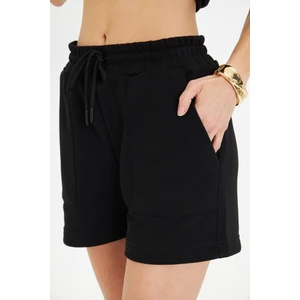 Esnek ve Rahat Kesim Çift Cepli Diz Üstü Kadın Şort