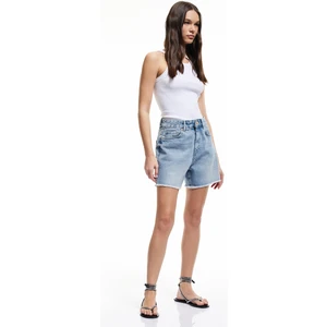 Düğmeli Pis Paça Pamuklu Rahat Kalıp Mini Denim Şort