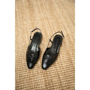 Helis Siyah Tokalı Asimetrik Kesim Kadın Babet