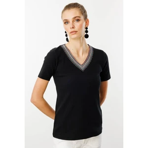 Desen Triko Kadın V Yaka Yakası Nakış Işlemeli Pamuklu T-Shirt Siyah