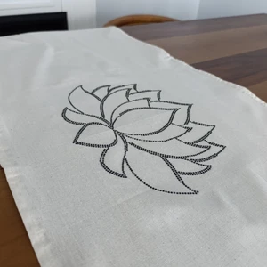 Runner 40*110 cm  Lotus Çiçeği Işlemeli Tasarım Runner Masa Örtüsü
