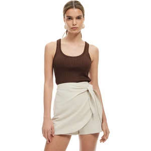 Keten Karışımlı Kruvaze Bağlama Detaylı Şort Etek