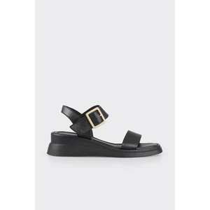 Siyah Deri Kadın Dolgu Topuk Sandalet