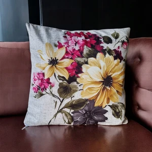 Dijital Baskılı Pastel Renk Çiçek Detaylı Kırlent Kılıfı