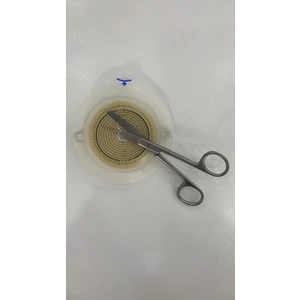 Kolostomi Adaptörü Kesmek Için Ucu Egik Makas