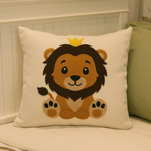 MELINA Home Deco Yavru Aslan Figürlü Punch Nakışlı Dekoratif Kırlent Kılıfı – 43x43 cm – %70 Pamuk %30 Polyester – Çocuk Odası ve Oyun Alanı İçin – Fermuarlı – Renkli Hayvan Temalı (Aslan/Sarı-Bej)