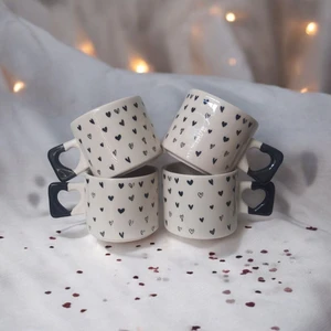 Simge Seramik 4'lü Siyah Minik Kalpler Çizimli El Yapımı Doğal Seramik Kalp Kupa  /  Mug - Çay & Kahve Fincanı