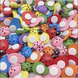 Yiğit Aksesuar 100 Adet Ahşap Mini 9*13 mm Uğur Böceği Yapışkanlı Stiker Etiket Boncuk