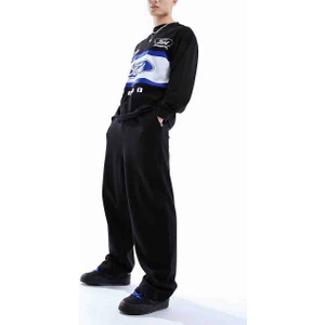 Siyah Düz Paça Erkek Eşofman Altı. Günlük kullanımda, spor aktivitelerinde veya şehir yaşamında stilinizden ödün vermeden rahatlığı yaşayın.