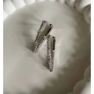 Taşlı Üçgen Gümüş Rengi Küpe