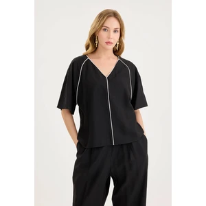 V Yaka Önü Şeritli Kısa Kol Bluz