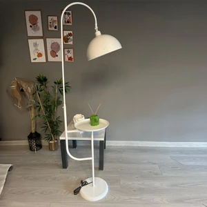 Beyaz Lambader Hareketli Başlık Sehpalı Modern Dekoratif Metal Oturma Odası Çalışma Odası